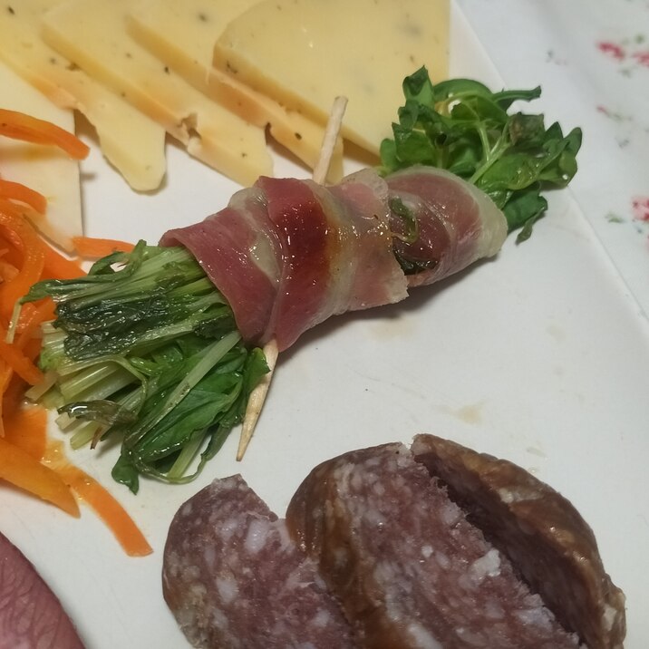 お弁当おつまみに簡単一品♪豆苗ベーコン巻き焼き